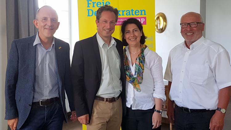 MdB Dr. Stephan Thomae, der stellvertretende FDP-Fraktionsvorsitzende, mit seiner mittelfränkischen Kollegin Katja Hessel  sowie Kreisvorsitzendem Thomas Geilhardt (links) und dem Gunzenhäuser Stadtrat Werner Falk.  Foto: FR Presse